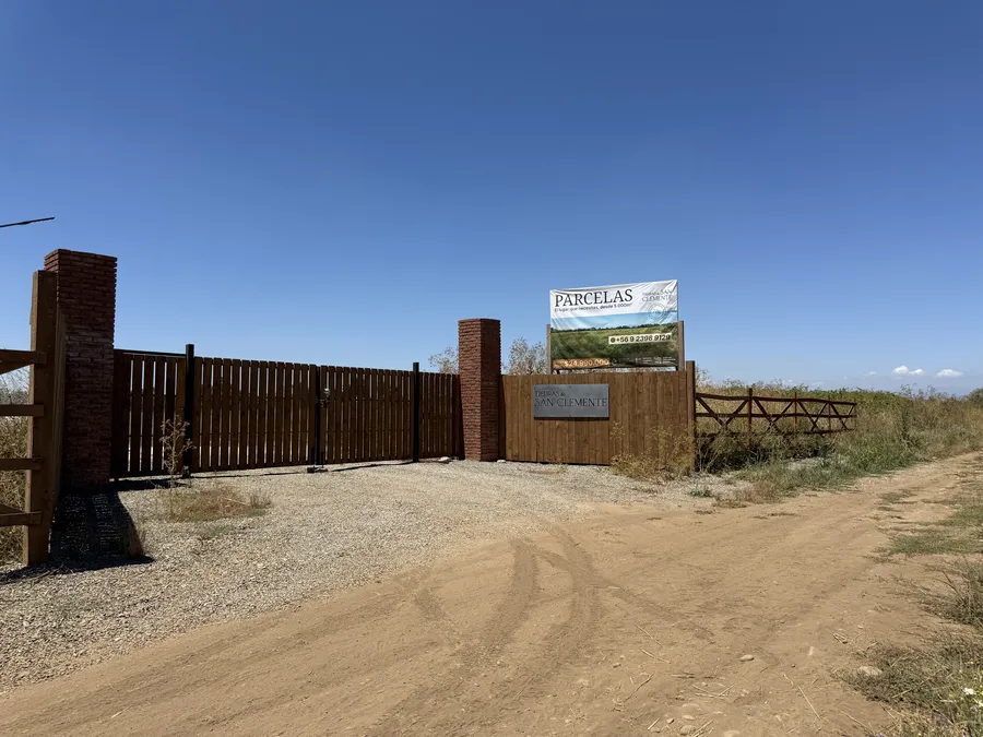 Portón de acceso terminado de Tierras de San Clemente