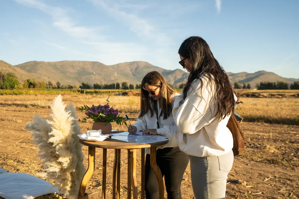 Asistentes revisando el plano de Casa Torreón