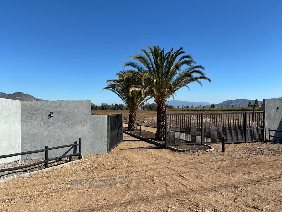 Portón y muros perimetrales de Casa Torreón