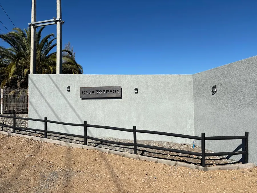 Letrero de Casa Torreón en el muro de acceso