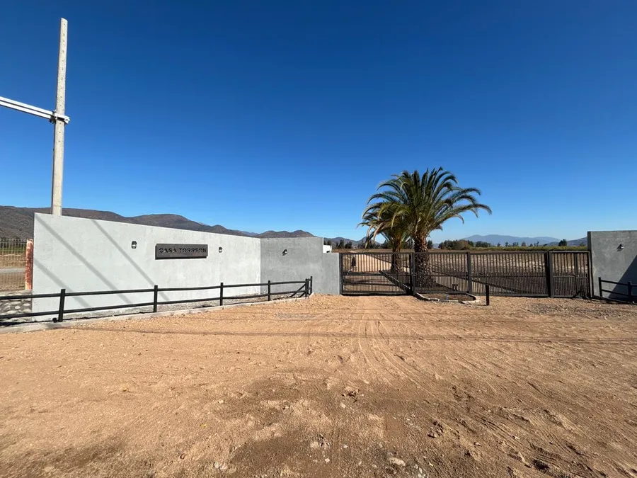 Acceso y cierre perimetral de Casa Torreón