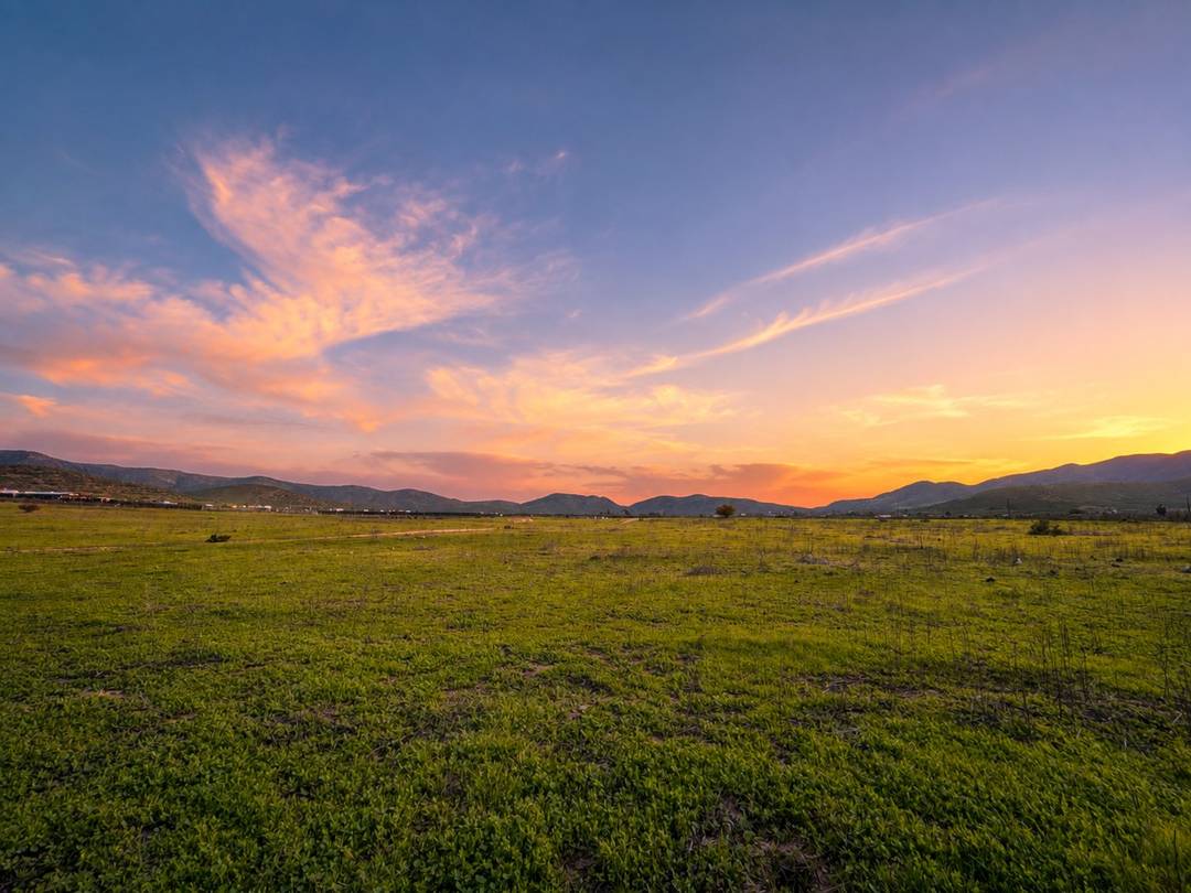 Cielo al anochecer sobre el terreno