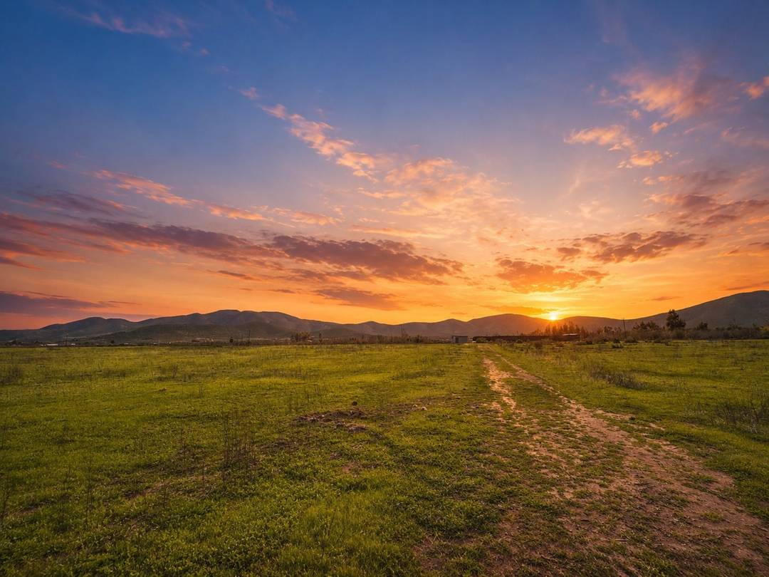 Atardecer panorámico sobre las parcelas de Valle Las Pircas