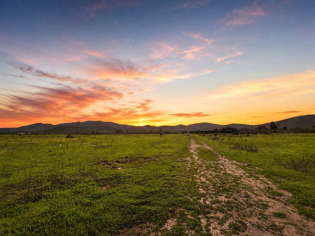 Cielo del poniente sobre los cerros del valle